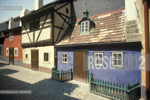 ( REPUBBLICA CECA ) PRAGA : IL CASTELLO ( HRADCANY) IL VICOLO DORO ( ZLATA ULICA )  - © 1986 Graziano Arici/Rosebud2 / GEO