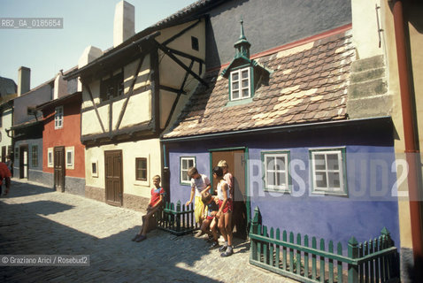 ( REPUBBLICA CECA ) PRAGA : IL CASTELLO ( HRADCANY) IL VICOLO DORO ( ZLATA ULICA )  - © 1986 Graziano Arici/Rosebud2 / GEO