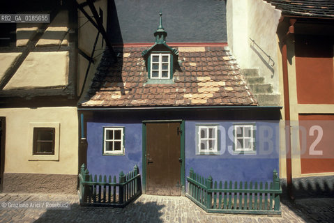 ( REPUBBLICA CECA ) PRAGA : IL CASTELLO ( HRADCANY) IL VICOLO DORO ( ZLATA ULICA )  - © 1986 Graziano Arici/Rosebud2 / GEO / CASA