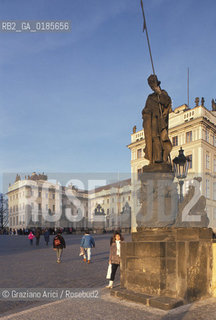 ( REPUBBLICA CECA ) PRAGA : LE PIAZZA DEL CASTELLO ( HRADCANSKE NAMESTI)  - © 1986 Graziano Arici/Rosebud2 / GEO