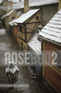 ( REPUBBLICA CECA ) PRAGA : IL CASTELLO ( HRADCANY) IL VICOLO DORO ( ZLATA ULICA )  - © 1986 Graziano Arici/Rosebud2 / GEO