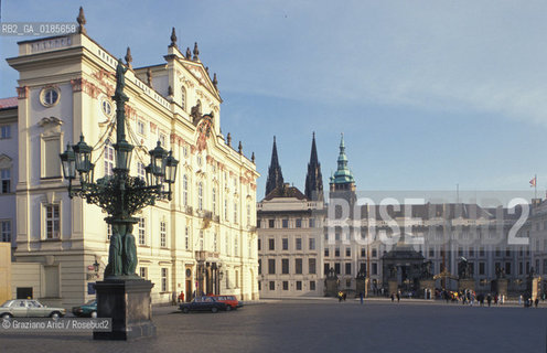 ( REPUBBLICA CECA ) PRAGA : LE PIAZZA DEL CASTELLO ( HRADCANSKE NAMESTI)  - © 1986 Graziano Arici/Rosebud2 / GEO
