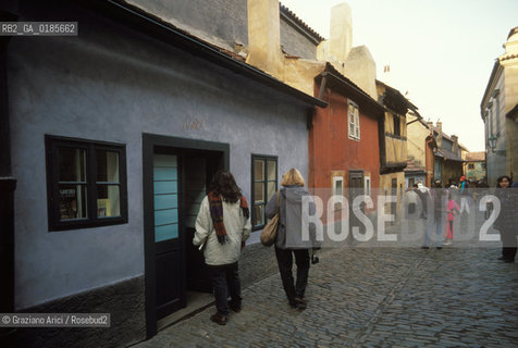 ( REPUBBLICA CECA ) PRAGA : IL CASTELLO ( HRADCANY) IL VICOLO DORO ( ZLATA ULICA )  - © 1986 Graziano Arici/Rosebud2 / GEO