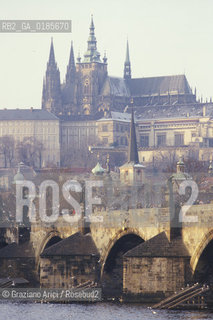 ( REPUBBLICA CECA ) PRAGA : CATTEDRALE DI S.VITO , IL PONTE CARLO E IL FIUME MOLDAVA  - © 1986 Graziano Arici/Rosebud2 / GEO