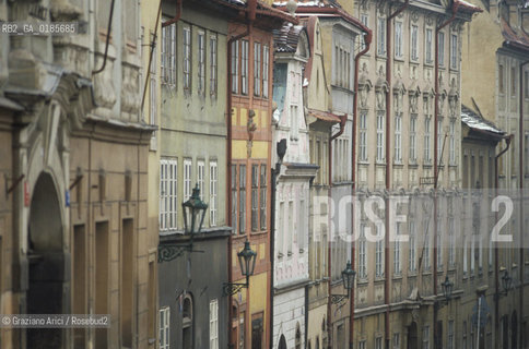 ( REPUBBLICA CECA ) PRAGA :  ( QUARTIERE DI MALA STRANA ) VIA NERUDOVA  - © 1986 Graziano Arici/Rosebud2 / GEO