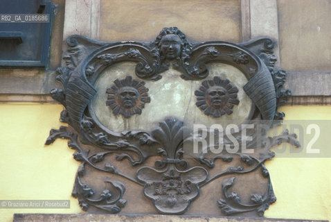 ( REPUBBLICA CECA ) PRAGA :  ( QUARTIERE DI MALA STRANA ) VIA NERUDOVA - STEMMA  - © 1986 Graziano Arici/Rosebud2 / GEO SOLE