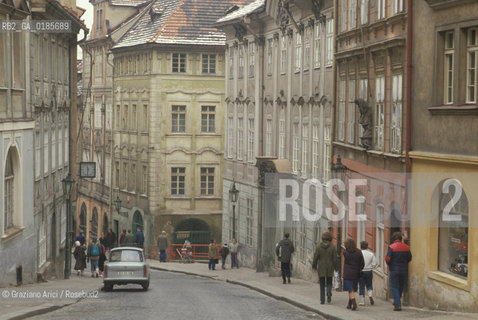 ( REPUBBLICA CECA ) PRAGA :  ( QUARTIERE DI MALA STRANA ) VIA NERUDOVA - STEMMA  - © 1986 Graziano Arici/Rosebud2 / GEO