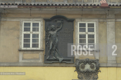 ( REPUBBLICA CECA ) PRAGA :  ( QUARTIERE DI MALA STRANA ) VIA NERUDOVA - STEMMA  - © 1986 Graziano Arici/Rosebud2 / GEO