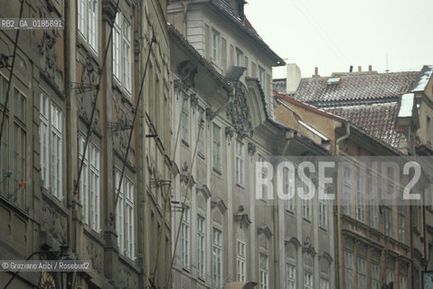 ( REPUBBLICA CECA ) PRAGA :  ( QUARTIERE DI MALA STRANA ) VIA NERUDOVA  - © 1986 Graziano Arici/Rosebud2 / GEO