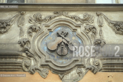 ( REPUBBLICA CECA ) PRAGA :  ( QUARTIERE DI MALA STRANA ) VIA NERUDOVA - STEMMA  - © 1986 Graziano Arici/Rosebud2 / GEO VIOLINO