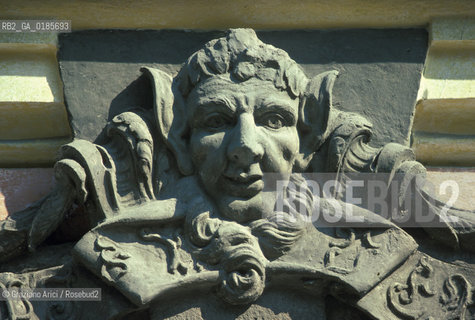 ( REPUBBLICA CECA ) PRAGA :  ( QUARTIERE DI MALA STRANA ) VIA NERUDOVA ì  - © 1986 Graziano Arici/Rosebud2 / GEO MASCHERONE