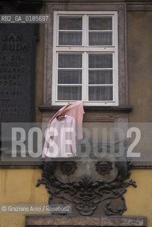 ( REPUBBLICA CECA ) PRAGA :  ( QUARTIERE DI MALA STRANA ) VIA NERUDOVA - STEMMA  - © 1986 Graziano Arici/Rosebud2 / GEO