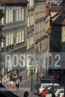 ( REPUBBLICA CECA ) PRAGA :  ( QUARTIERE DI MALA STRANA ) VIA NERUDOVA - STEMMA  - © 1986 Graziano Arici/Rosebud2 / GEO