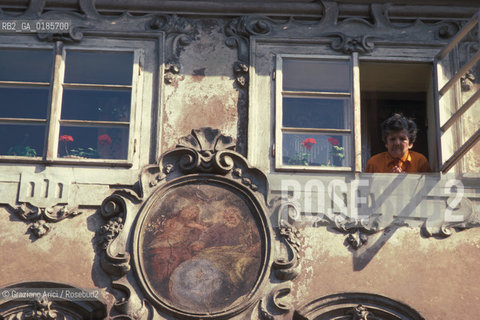 ( REPUBBLICA CECA ) PRAGA :  ( QUARTIERE DI MALA STRANA ) VIA NERUDOVA - STEMMA  - © 1986 Graziano Arici/Rosebud2 / GEO