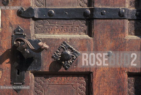 ( REPUBBLICA CECA ) PRAGA :  ( QUARTIERE DI MALA STRANA ) VIA NERUDOVA PORTA  - © 1986 Graziano Arici/Rosebud2 / GEO LEGNO