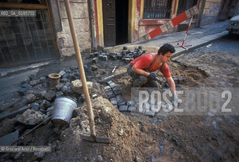 ( REPUBBLICA CECA ) PRAGA :  ( QUARTIERE DI MALA STRANA ) VIA NERUDOVA   - © 1986 Graziano Arici/Rosebud2 / GEO CUBETTI DI PORFIDO / SANPIETRINI /