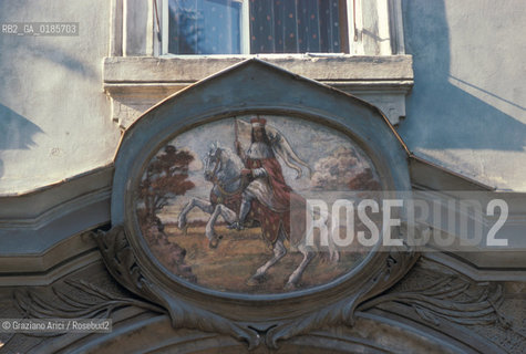 ( REPUBBLICA CECA ) PRAGA :  ( QUARTIERE DI MALA STRANA ) VIA NERUDOVA - STEMMA  - © 1986 Graziano Arici/Rosebud2 / GEO