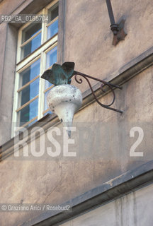 ( REPUBBLICA CECA ) PRAGA :  ( QUARTIERE DI MALA STRANA ) VIA NERUDOVA - INSEGNA  - © 1986 Graziano Arici/Rosebud2 / GEO