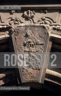 ( REPUBBLICA CECA ) PRAGA :  ( QUARTIERE DI MALA STRANA ) VIA NERUDOVA - STEMMA  - © 1986 Graziano Arici/Rosebud2 / GEO