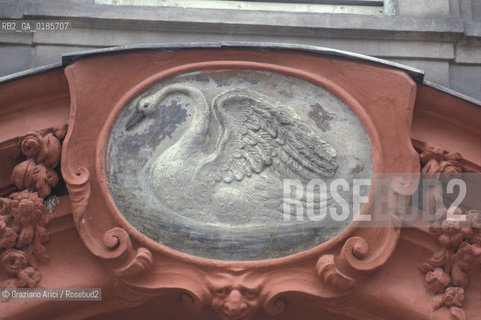 ( REPUBBLICA CECA ) PRAGA :  ( QUARTIERE DI MALA STRANA ) VIA NERUDOVA - STEMMA  - © 1986 Graziano Arici/Rosebud2 / GEO CIGNO