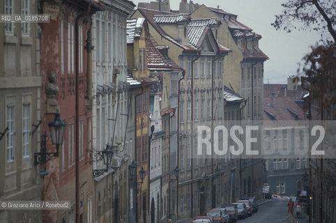 ( REPUBBLICA CECA ) PRAGA :  ( QUARTIERE DI MALA STRANA ) VIA NERUDOVA  - © 1986 Graziano Arici/Rosebud2 / GEO