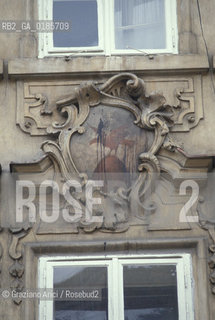 ( REPUBBLICA CECA ) PRAGA :  ( QUARTIERE DI MALA STRANA ) VIA NERUDOVA - STEMMA  - © 1986 Graziano Arici/Rosebud2 / GEO