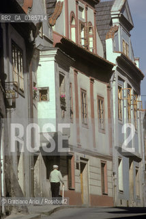( REPUBBLICA CECA ) - BOEMIA -  CESKY KRUMLOV : UNA STRADINA  - © 1986 Graziano Arici/Rosebud2 / GEO