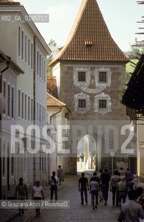 ( REPUBBLICA CECA ) - BOEMIA -  CESKY KRUMLOV : UNA STRADA  - © 1986 Graziano Arici/Rosebud2 / GEO