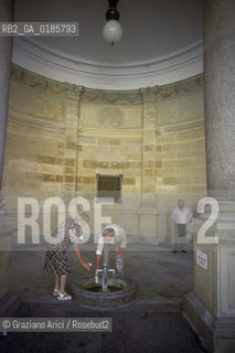 ( REPUBBLICA CECA ) -  BOEMIA  -  KARLOVY VARY ( KARLSBAD )  -  KOLONADA   - © 1986 Graziano Arici/Rosebud2 / GEO / TERME / ACQUA