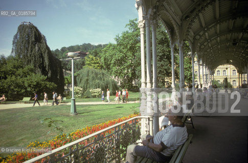 ( REPUBBLICA CECA ) -  BOEMIA  -  KARLOVY VARY ( KARLSBAD )  -  I GIARDINI  - © 1986 Graziano Arici/Rosebud2 / GEO / TERME / ACQUA