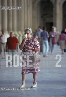 ( REPUBBLICA CECA ) -  BOEMIA  -  KARLOVY VARY ( KARLSBAD )  -  PASSEGGIO NELLA KOLONADA   - © 1986 Graziano Arici/Rosebud2 / GEO / TERME / ACQUA