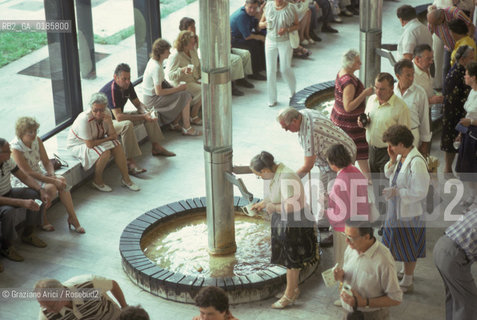 ( REPUBBLICA CECA ) -  BOEMIA  -  KARLOVY VARY ( KARLSBAD )  -  LE NUOVE TERME   - © 1986 Graziano Arici/Rosebud2 / GEO / TERME / ACQUA
