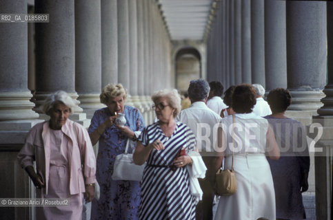 ( REPUBBLICA CECA ) -  BOEMIA  -  KARLOVY VARY ( KARLSBAD )  -  PASSEGGIO NELLA KOLONADA   - © 1986 Graziano Arici/Rosebud2 / GEO / TERME / ACQUA