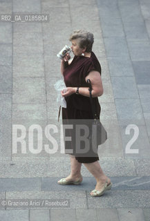 ( REPUBBLICA CECA ) -  BOEMIA  -  KARLOVY VARY ( KARLSBAD )  -  PASSEGGIO NELLA KOLONADA   - © 1986 Graziano Arici/Rosebud2 / GEO / TERME / ACQUA