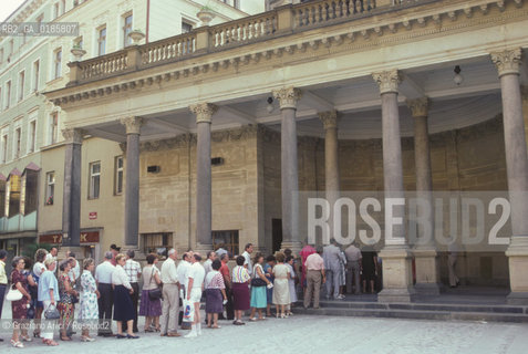 ( REPUBBLICA CECA ) -  BOEMIA  -  KARLOVY VARY ( KARLSBAD )  -  CODA PER LACQUA   - © 1986 Graziano Arici/Rosebud2 / GEO / TERME / ACQUA