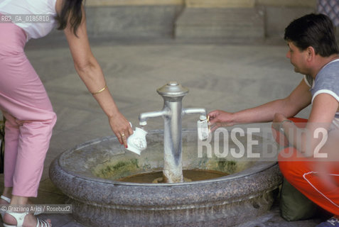 ( REPUBBLICA CECA ) -  BOEMIA  -  KARLOVY VARY ( KARLSBAD )  -  ACQUA TERMALE   - © 1986 Graziano Arici/Rosebud2 / GEO / TERME / ACQUA