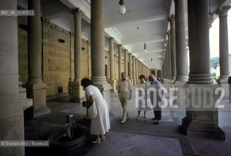 ( REPUBBLICA CECA ) -  BOEMIA  -  KARLOVY VARY ( KARLSBAD )  -  PASSEGGIO NELLA KOLONADA   - © 1986 Graziano Arici/Rosebud2 / GEO / TERME / ACQUA