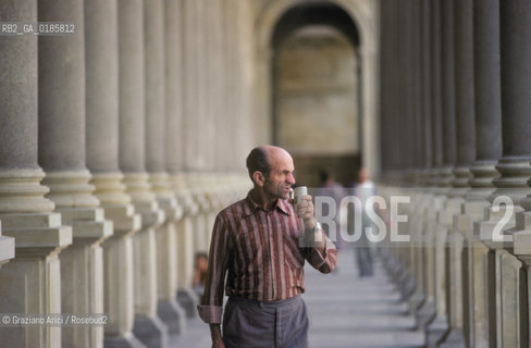 ( REPUBBLICA CECA ) -  BOEMIA  -  KARLOVY VARY ( KARLSBAD )  -  PASSEGGIO NELLA KOLONADA   - © 1986 Graziano Arici/Rosebud2 / GEO / TERME / ACQUA