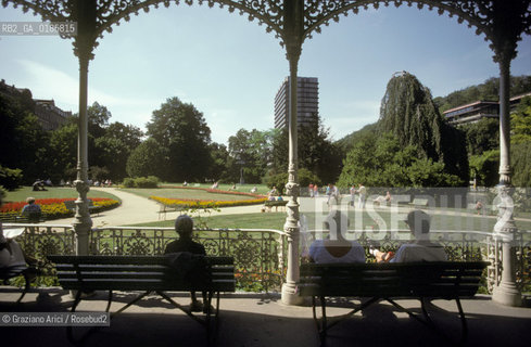 ( REPUBBLICA CECA ) -  BOEMIA  -  KARLOVY VARY ( KARLSBAD )  -  IL GIARDINO   - © 1986 Graziano Arici/Rosebud2 / GEO / TERME / ACQUA