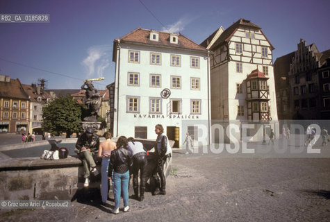 ( REPUBBLICA CECA ) -  BOEMIA  -  CHEB : LA PIAZZA DEL RE GIORGIO  - © 1986 Graziano Arici/Rosebud2 / GEO