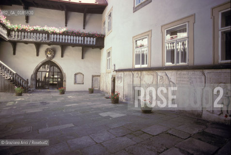 ( REPUBBLICA CECA ) -  BOEMIA  -  CHEB : LA PIAZZA DEL RE GIORGIO - IL CORTILE DEL MUNICIPIO - © 1986 Graziano Arici/Rosebud2 / GEO