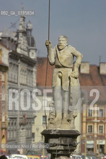 ( REPUBBLICA CECA ) -  BOEMIA  -  CHEB : LA PIAZZA DEL RE GIORGIO  - FONTANA DI ORLANDO - © 1986 Graziano Arici/Rosebud2 / GEO