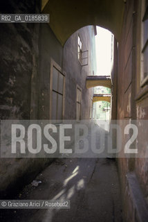 ( REPUBBLICA CECA ) -  BOEMIA  -  CHEB : LA PIAZZA DEL RE GIORGIO  -  ( GHETTO EBRAICO ) - © 1986 Graziano Arici/Rosebud2 / GEO / EBREI