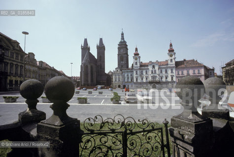 ( REPUBBLICA CECA ) - MORAVIA  -  OLOMUC : LA PIAZZA DELLA PACE   - © 1986 Graziano Arici/Rosebud2 / GEO