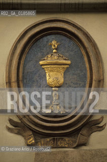 ( REPUBBLICA CECA ) PRAGA :  ( QUARTIERE DI MALA STRANA ) VIA NERUDOVA - STEMMA  - © 1986 Graziano Arici/Rosebud2 / GEO