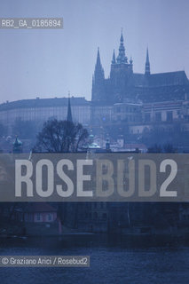 ( REPUBBLICA CECA ) PRAGA : IL CASTELLO , IL PONTE CARLO E IL FIUME MOLDAVA - © 1986 Graziano Arici/Rosebud2 / GEO