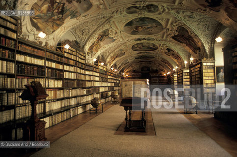 ( REPUBBLICA CECA ) PRAGA : LA BIBLIOTECA DEL CONVENTO DI STRAHOVSKY ( STRAHOVSKY KLASTER ) - © 1986 Graziano Arici/Rosebud2 / GEO