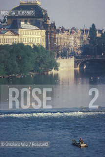 ( REPUBBLICA CECA ) PRAGA : IL FIUME MOLDAVA  - © 1986 Graziano Arici/Rosebud2 / GEO