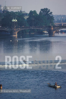 ( REPUBBLICA CECA ) PRAGA : IL FIUME MOLDAVA  - © 1986 Graziano Arici/Rosebud2 / GEO