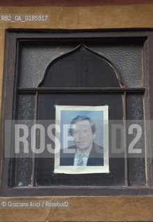 ( REPUBBLICA CECA ) PRAGA : STARE MESTO -  FINESTRA CON RITRATTO DEL PRESIDENTE HAVEL  - © 1986 Graziano Arici/Rosebud2 / GEO